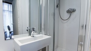 Single Room | Bathroom | Shower, free toiletries, hair dryer (on request), towels - Eaton Square Hotel (London)