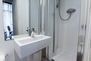 Single Room | Bathroom | Shower, free toiletries, hair dryer, towels - Eaton Square Hotel (London)