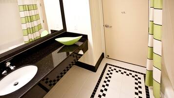 Bañera con ducha, artículos de tocador gratuitos, secador de pelo