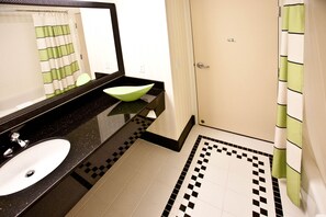 淋浴/浴缸二合一、免費盥洗用品、吹風機、毛巾