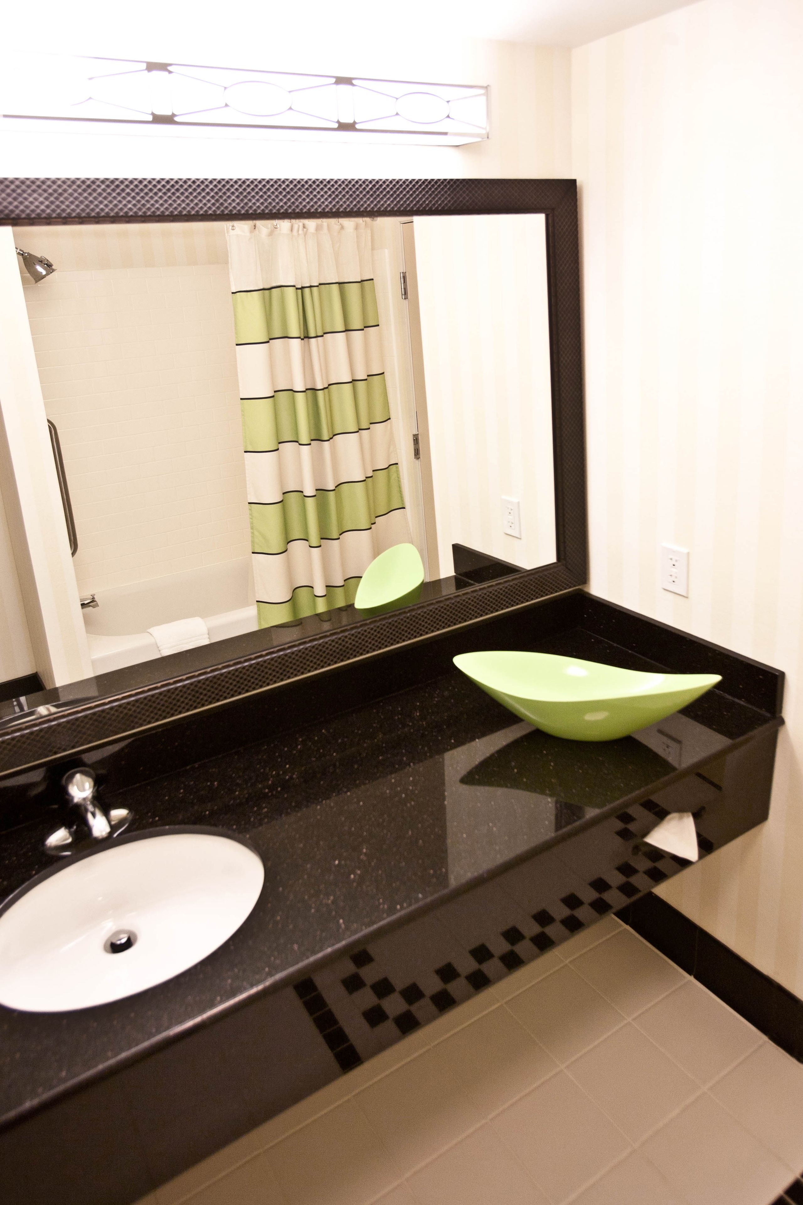 studio, 1 king bed with sofa bed | bathroom | combined shower/bathtub, free toiletries, hair dryer, towels