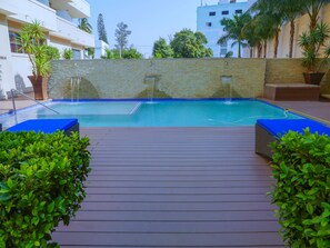 Outdoor pool, sun loungers - Afrin Prestige (Maputo)