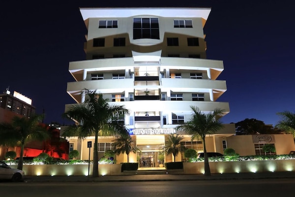 Bagian depan properti - sore/malam