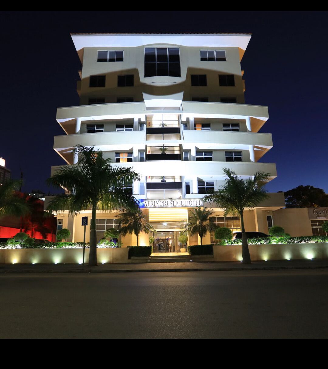 住宿正面 - 傍晚/夜晚