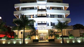 Mặt tiền nơi lưu trú - ban đêm