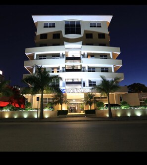 住宿正面 - 傍晚/夜晚