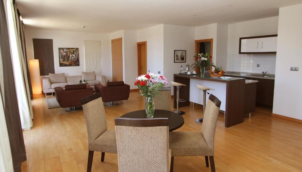 Executive Suite room | Cozinha americana privada | Geladeira, micro-ondas, cafeteira/chaleira, chaleira elétrica