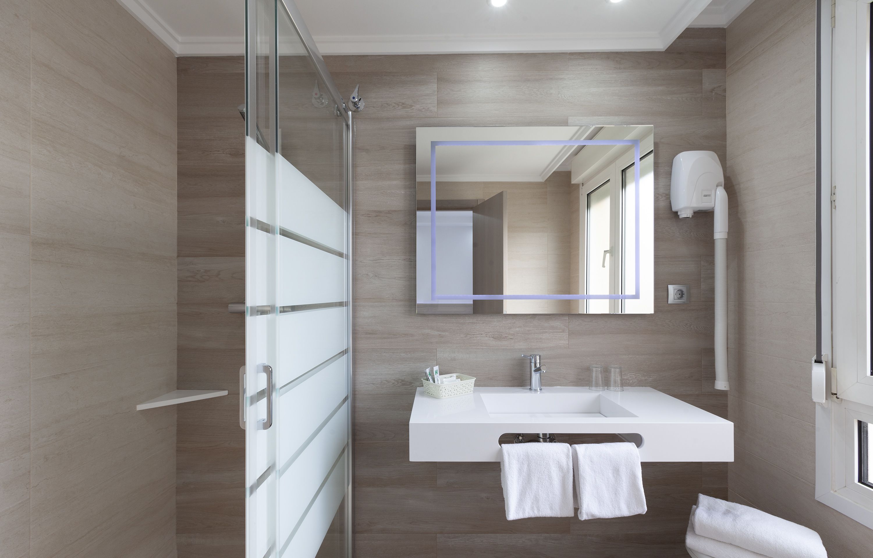 combined shower/bathtub, hair dryer, towels