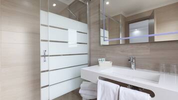 Combined shower/bathtub, hair dryer, towels