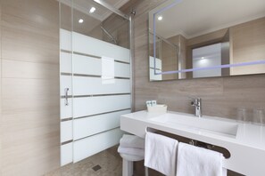 Combined shower/tub, hair dryer, towels