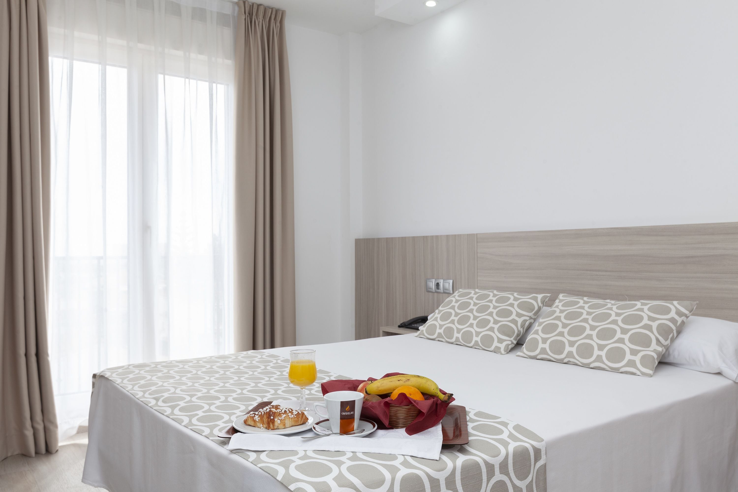 Een minibar, een kluis op de kamer, een bureau, gratis wifi