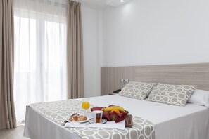 Een minibar, een kluis op de kamer, een bureau, gratis wifi