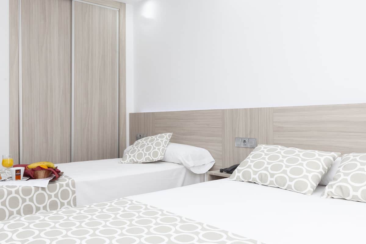 quadruple room | 1 bedroom, minibar, in-room safe, desk