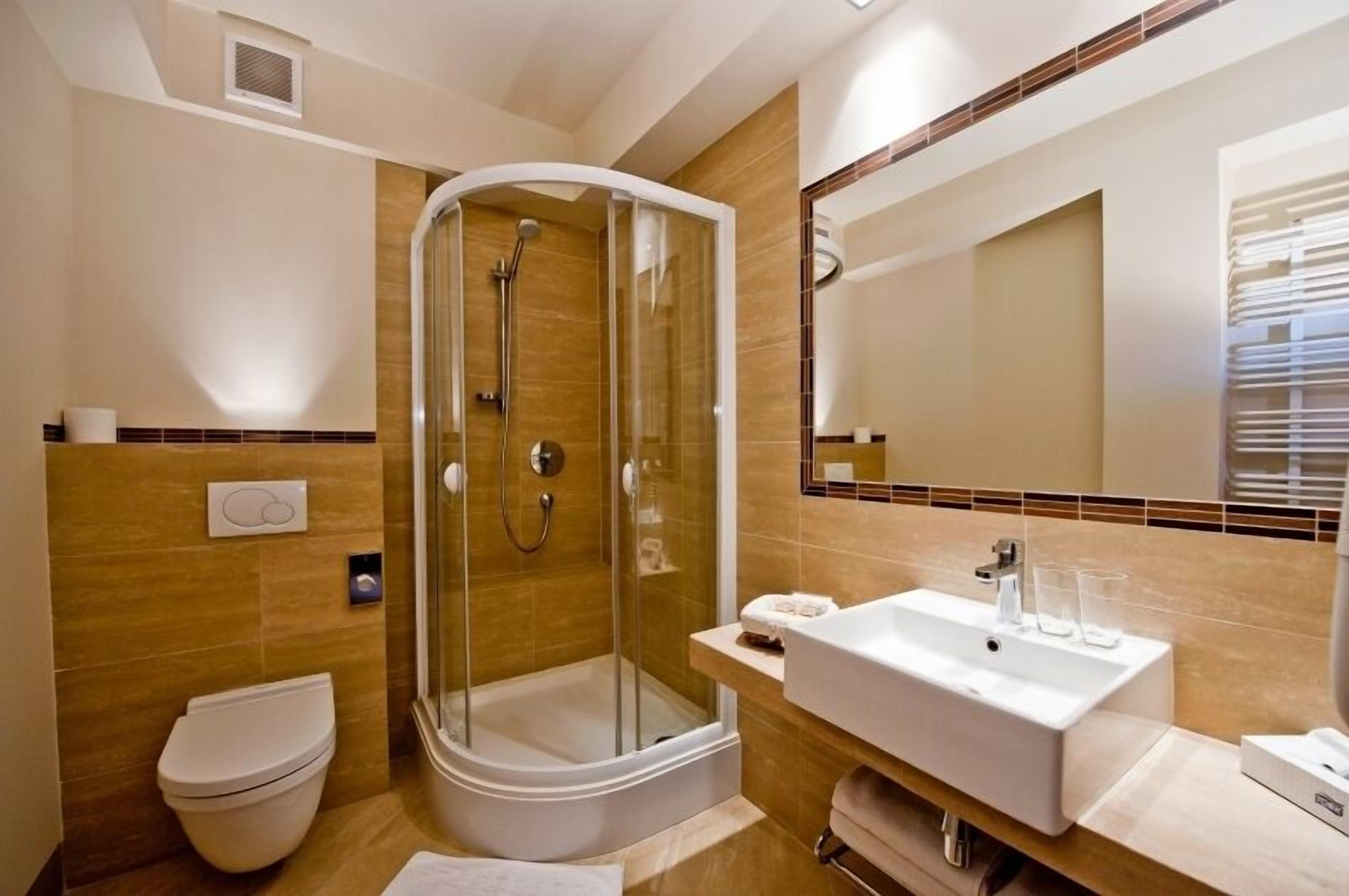 double room | bathroom | shower, free toiletries, hair dryer, towels