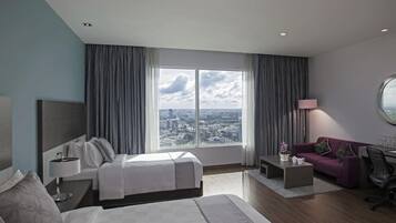 Habitación familiar, varias camas | Minibar, caja de seguridad en la habitación y escritorio