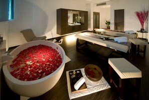 Sauna, hot tub, steam room, body treatments, hot stone massages, facials - Pullman Kuching (Kuching)