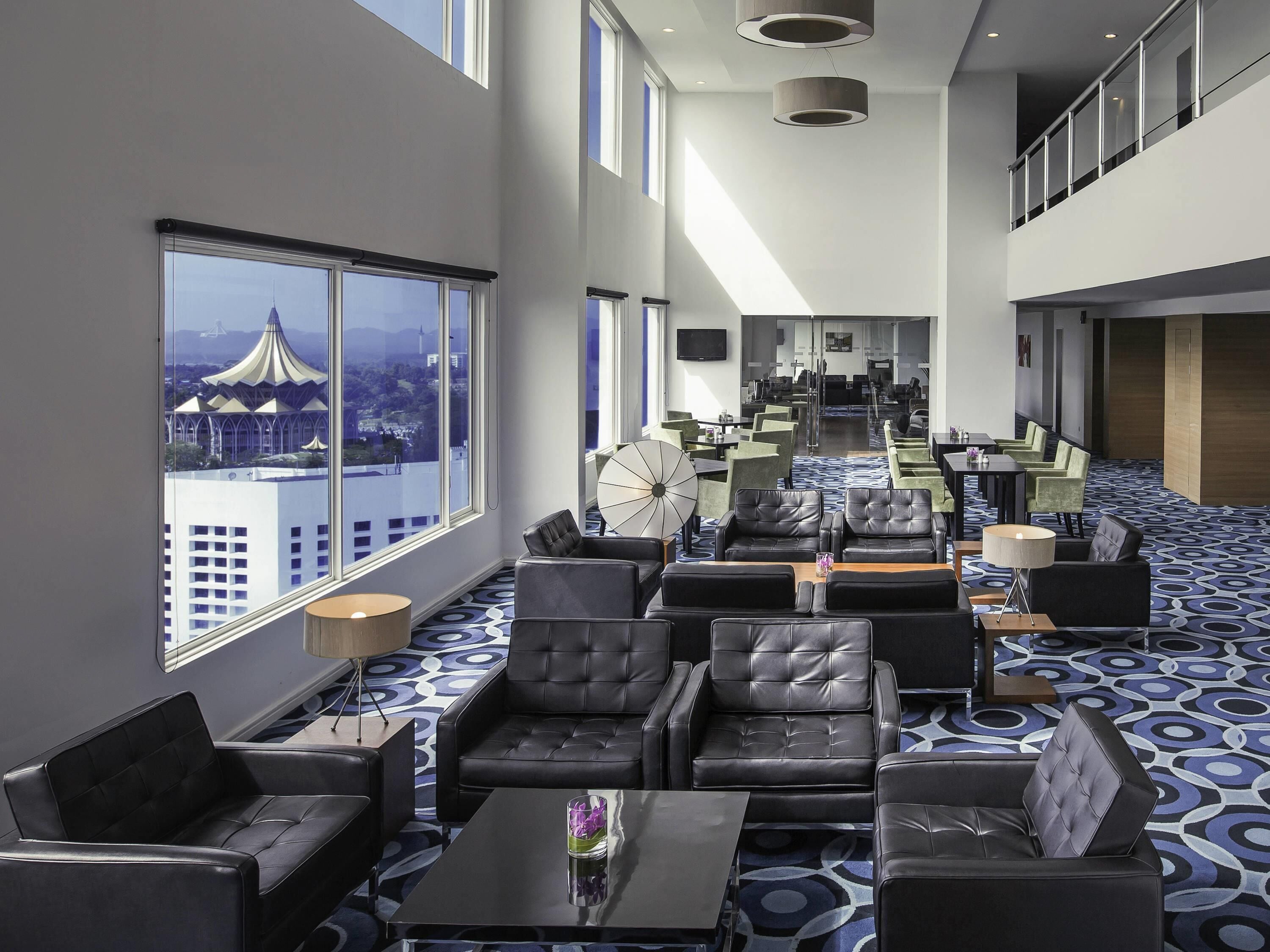 Minibaari, tallelokero huoneessa, työpöytä, silitysrauta/-lauta