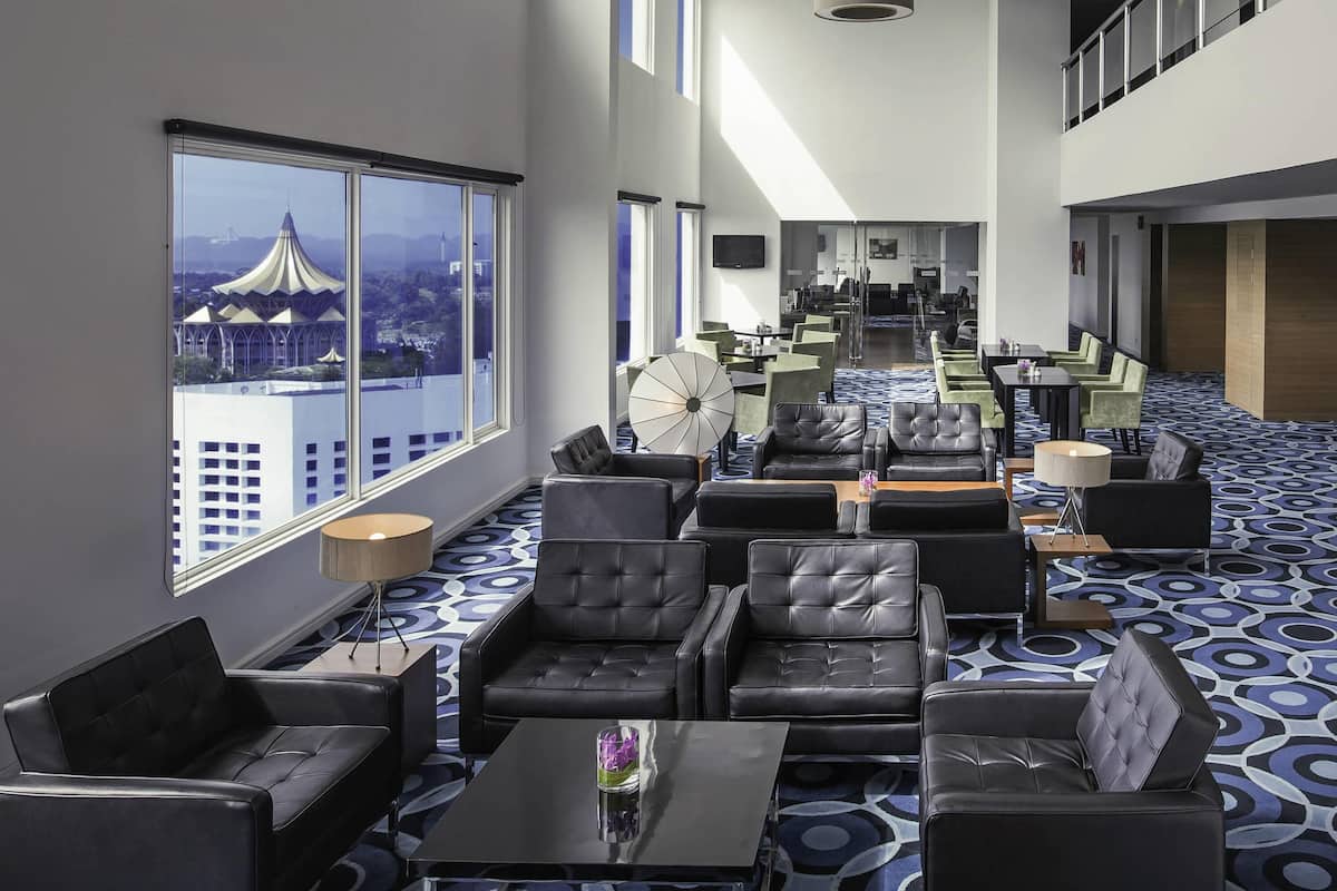 Minibar, caja de seguridad en la habitación y escritorio