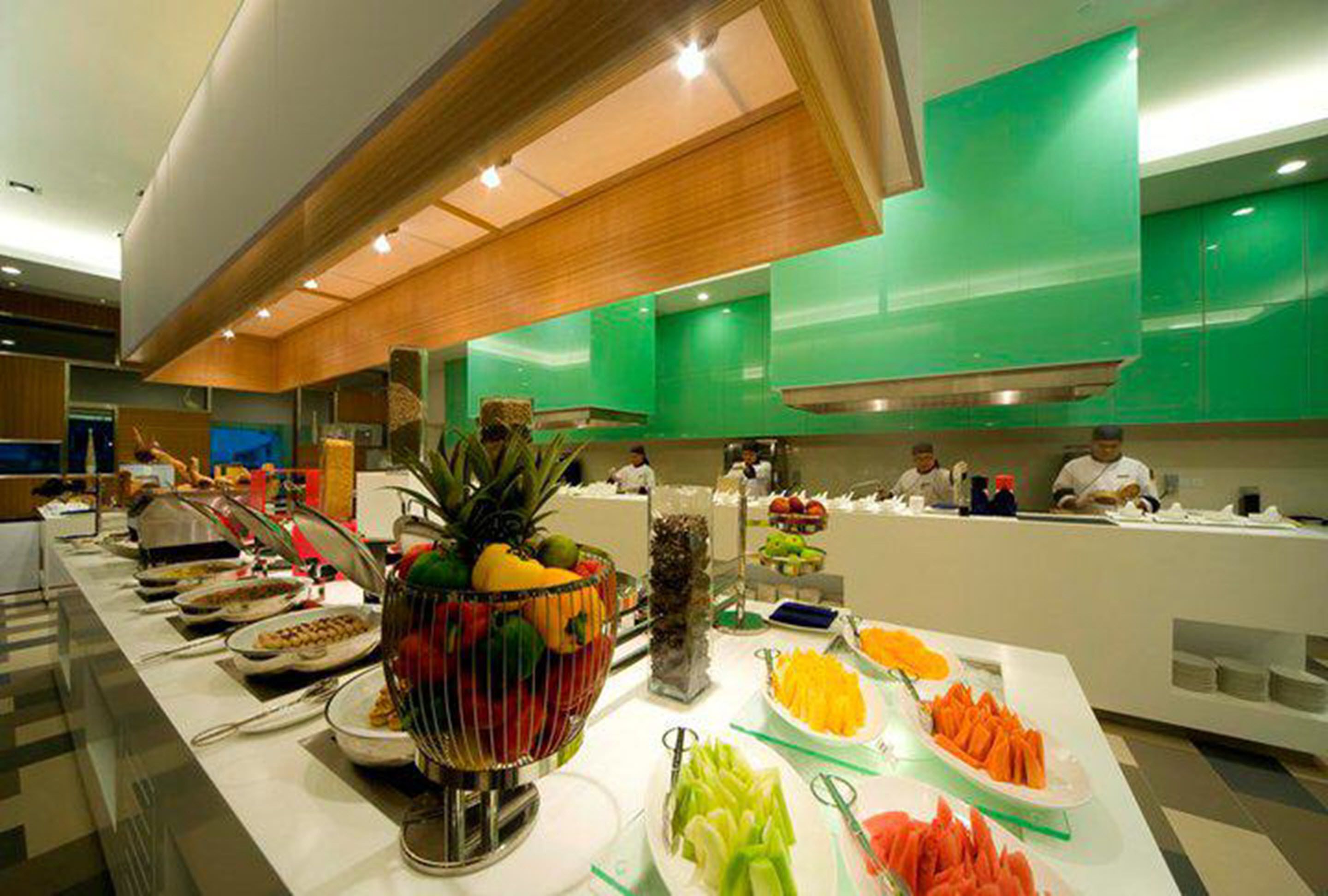 2 restaurants, breakfast served