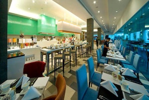 2 restaurants, breakfast served