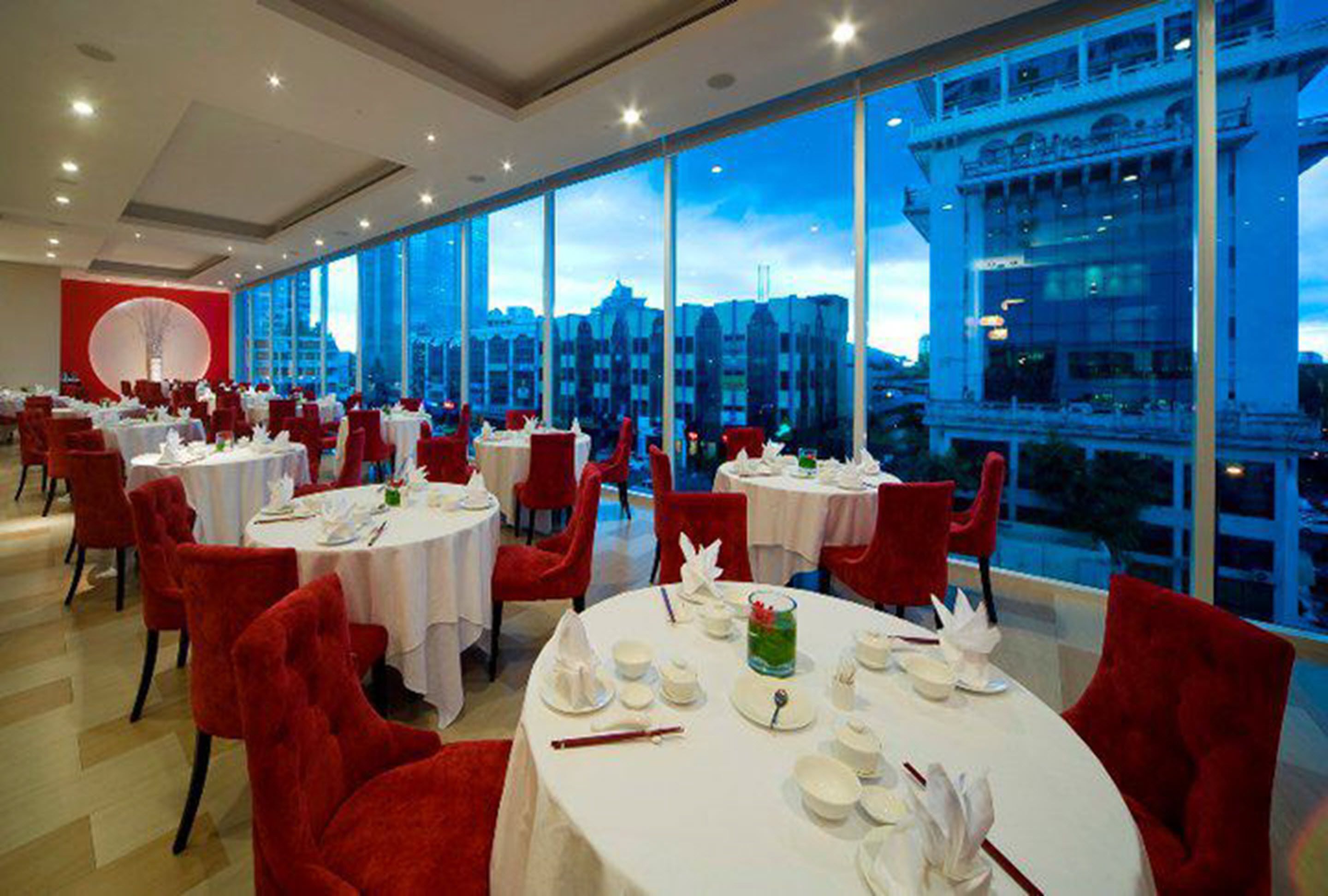 2 restaurants, breakfast served