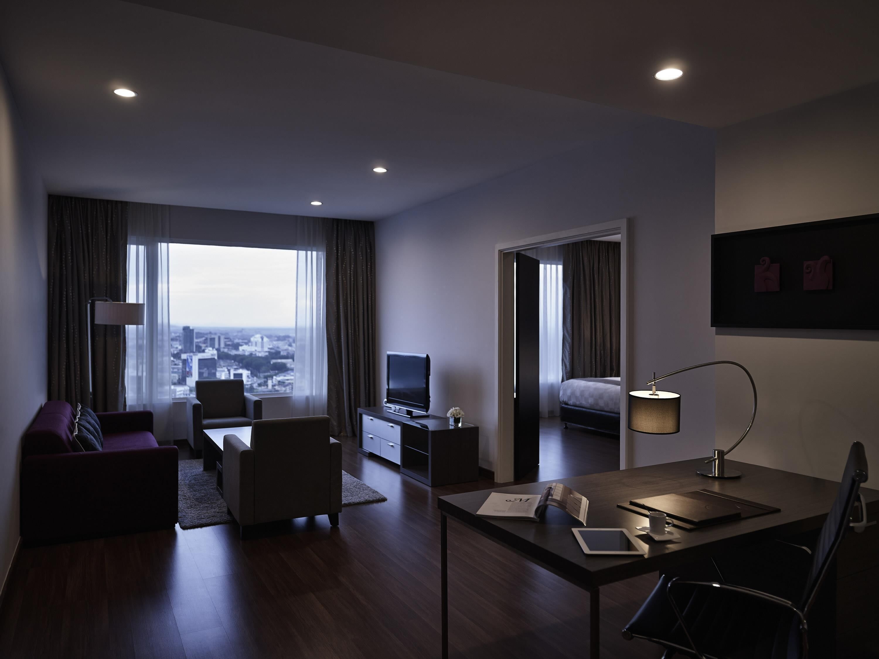 Executive Suite, 1 King Bed (Deluxe) | Minibar, in-room safe, desk, iron/ironing board