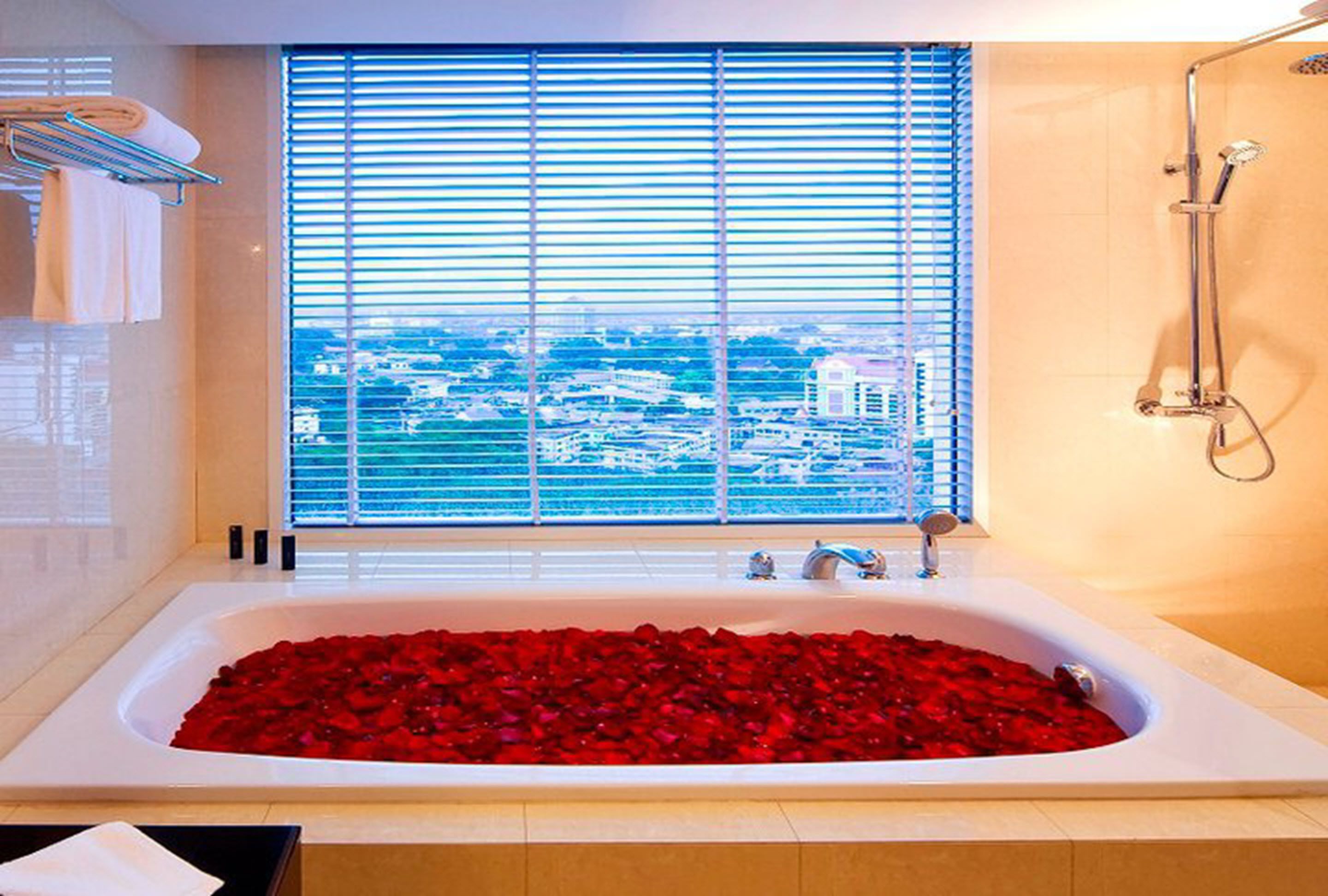 separate bathtub and shower, jetted bath, eco-friendly toiletries