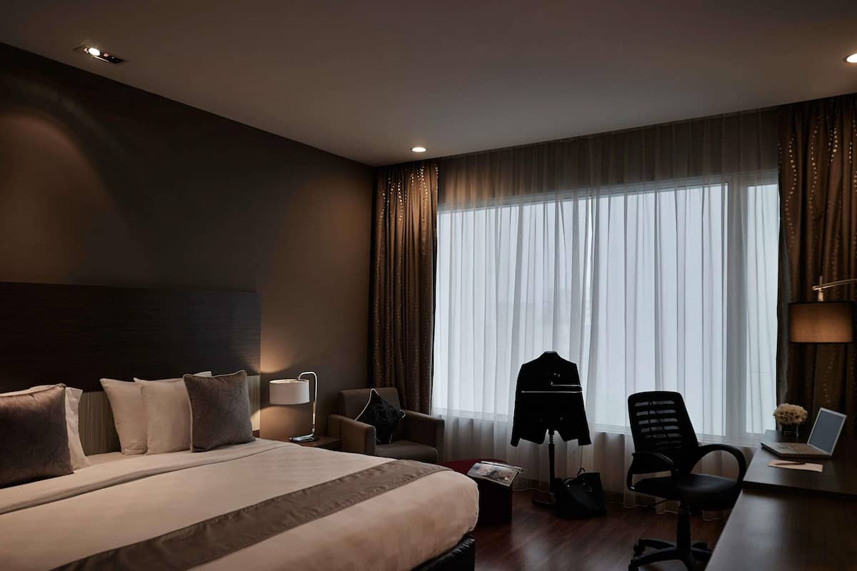 Minibar, in-room safe, desk, iron/ironing board