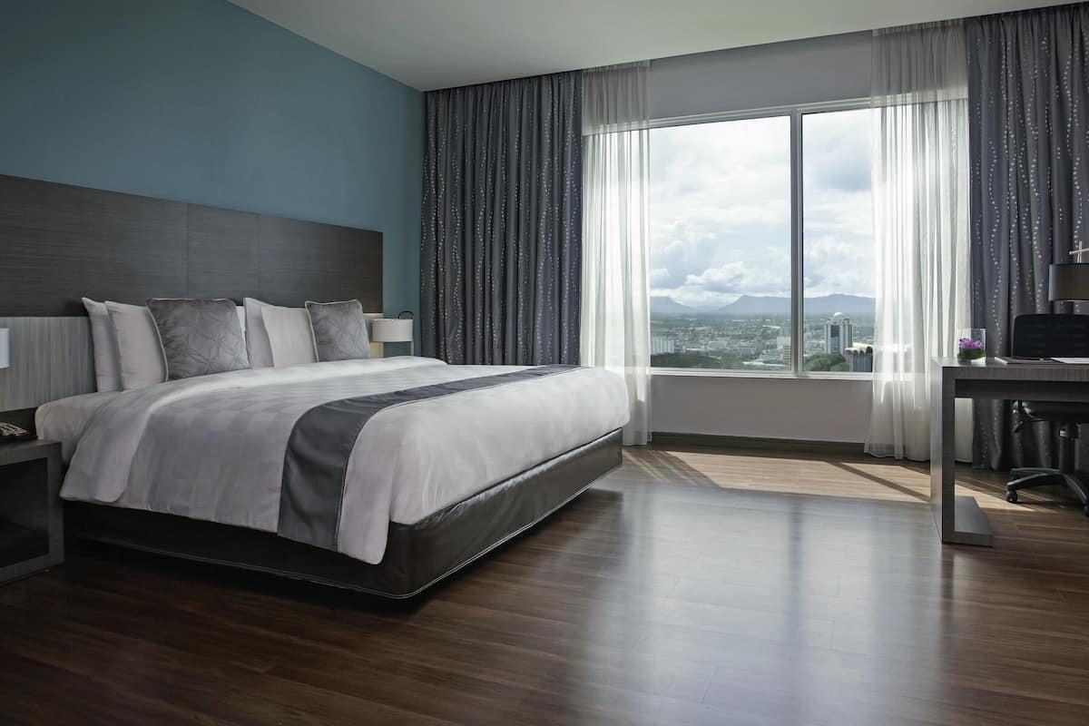 Superior Room, 1 Katil Raja (King) | Bar mini, peti besi dalam bilik, meja, seterika/papan seterika