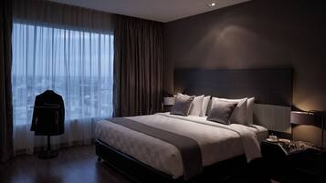 Minibar, in-room safe, desk, iron/ironing board