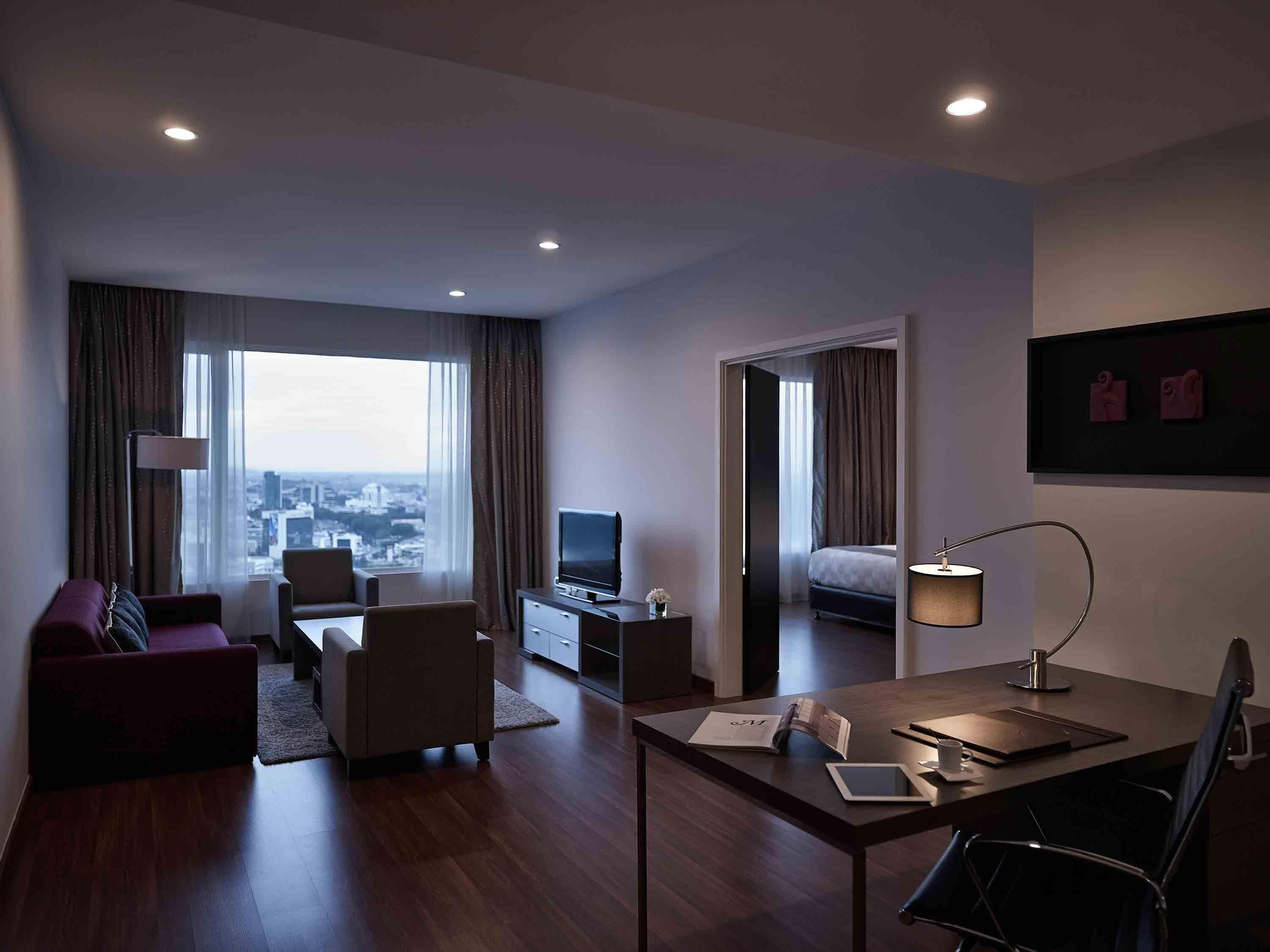 Executive Suite, 1 King Bed (Deluxe) | Minibar, in-room safe, desk, iron/ironing board