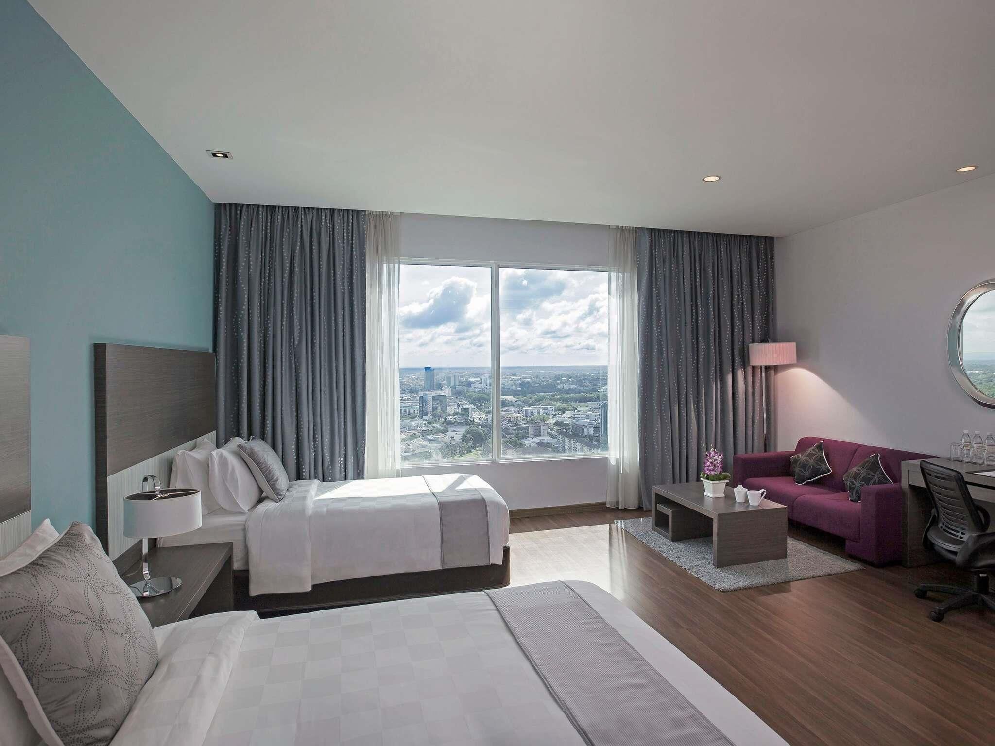 Minibar, brankas, meja kerja, dan setrika/meja setrika