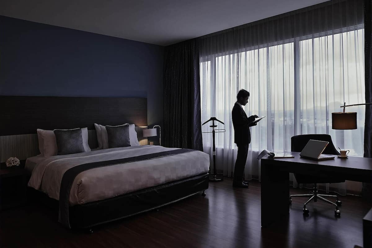 Minibar, coffres-forts dans les chambres, bureau