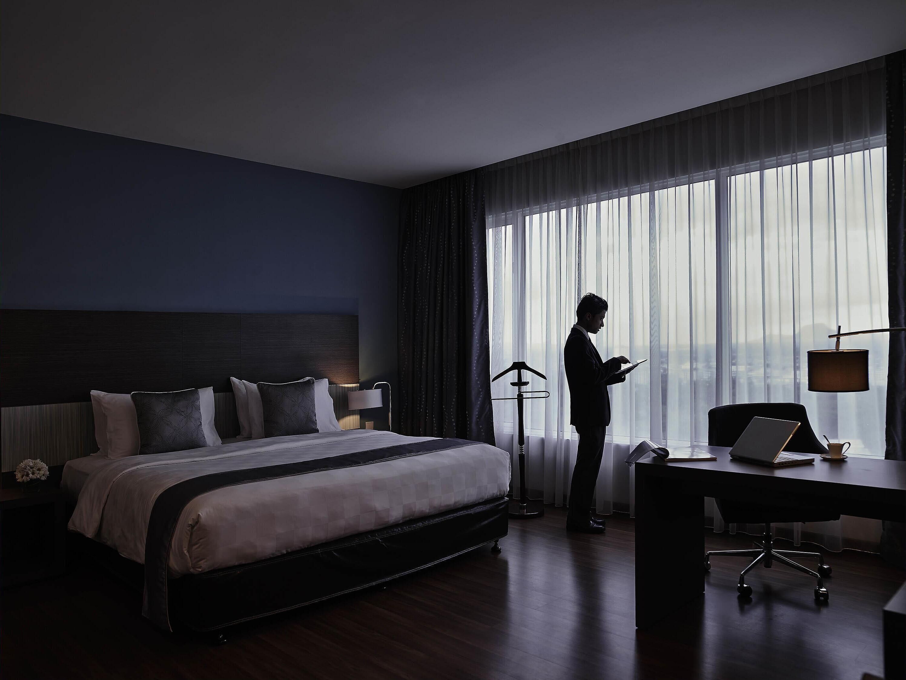 Minibar, in-room safe, desk, iron/ironing board