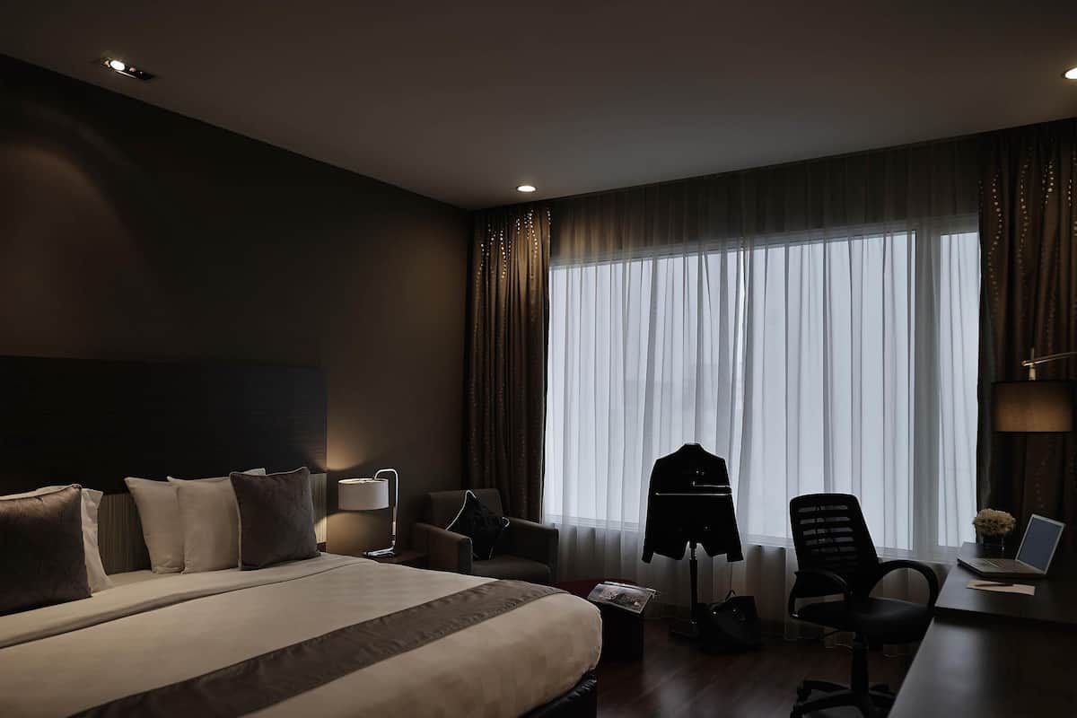 Deluxe Room, 1 King Bed, City View