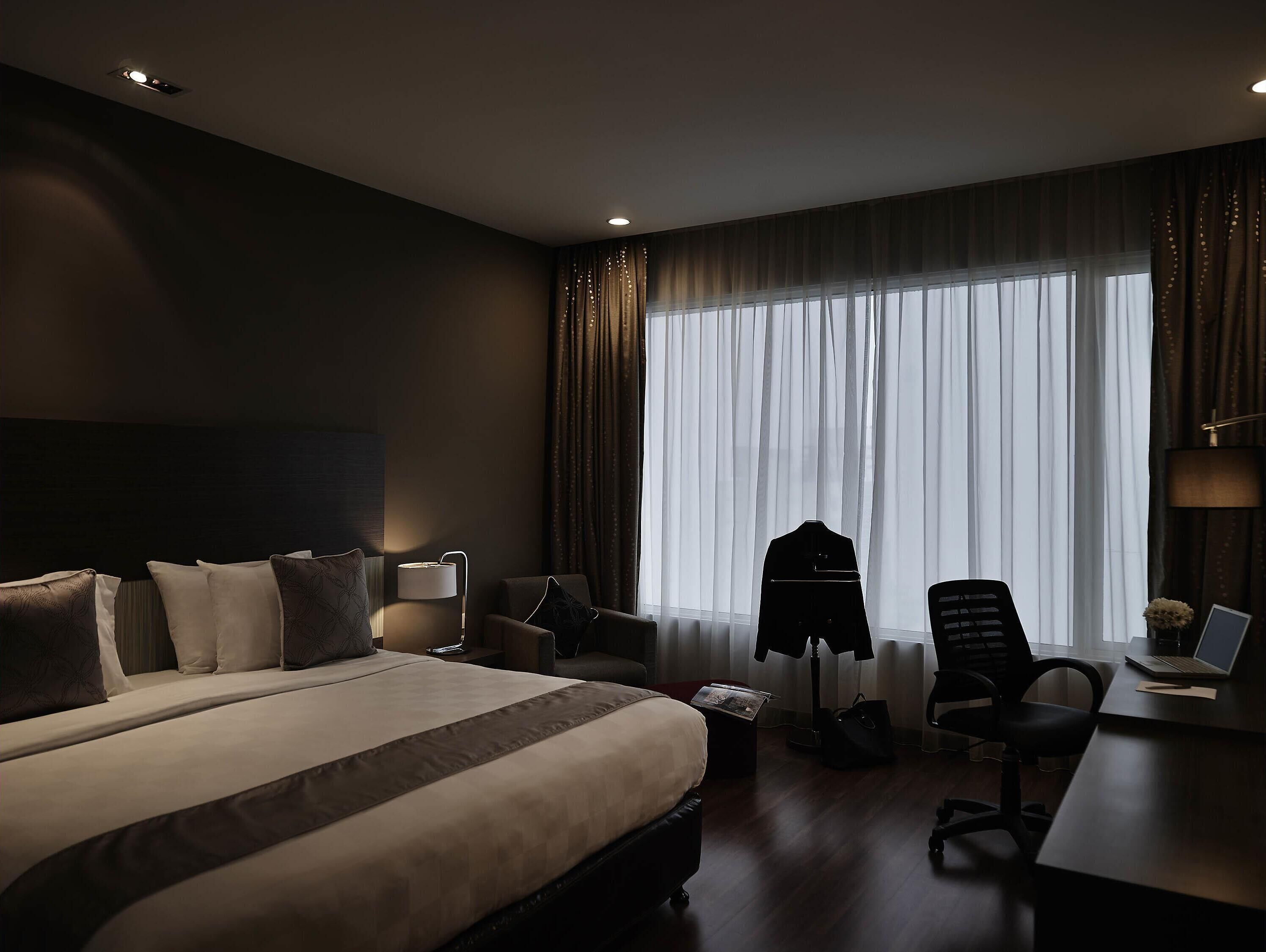 Superior Room, 1 King Bed | Minibar, in-room safe, desk, iron/ironing board