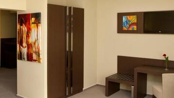 ميني بار ومكواة/لوح كي