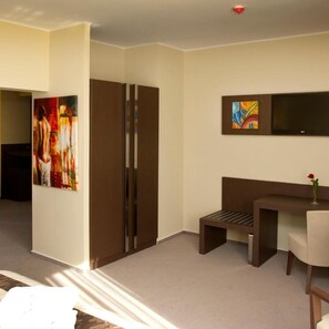 Minibar, bàn ủi/dụng cụ ủi quần áo 