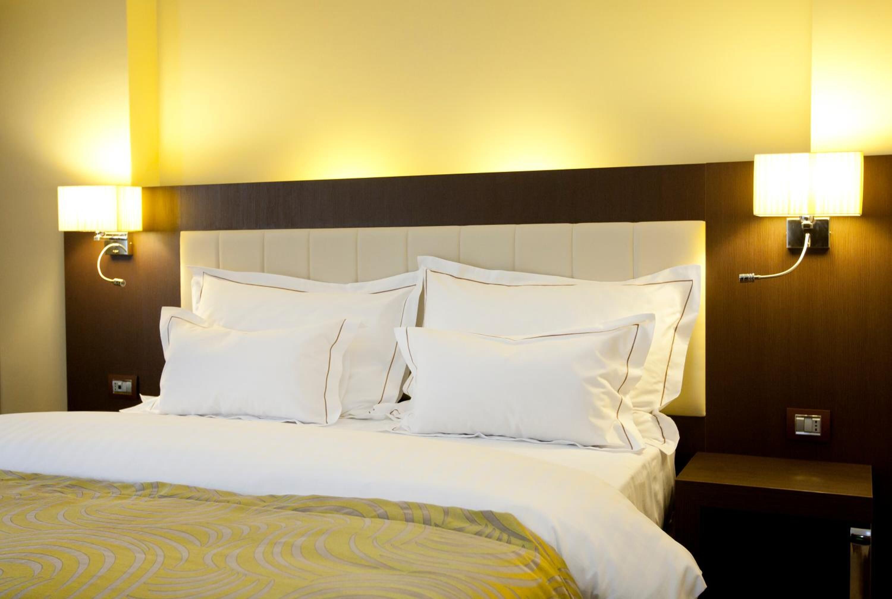 ميني بار ومكواة/لوح كي