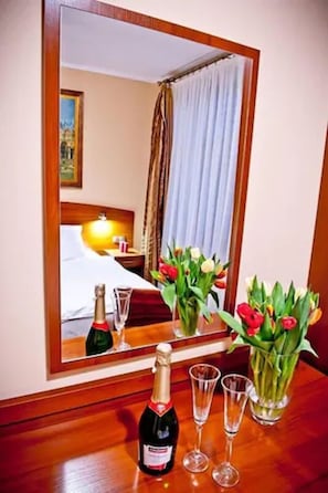 Suite, 1 Bedroom, Non Smoking | Individually decorated, soundproofing, free WiFi, bed sheets - Hotel Gaja (Poznan)
