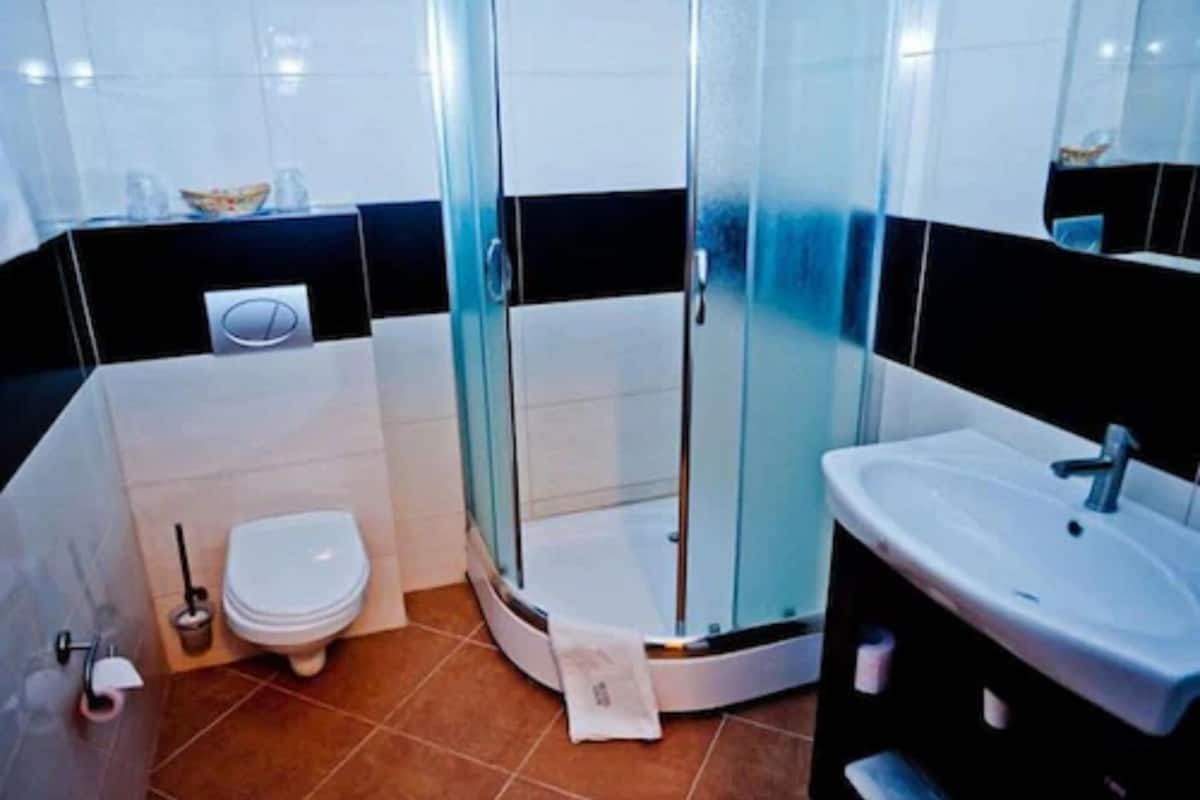 shower, towels, soap, shampoo