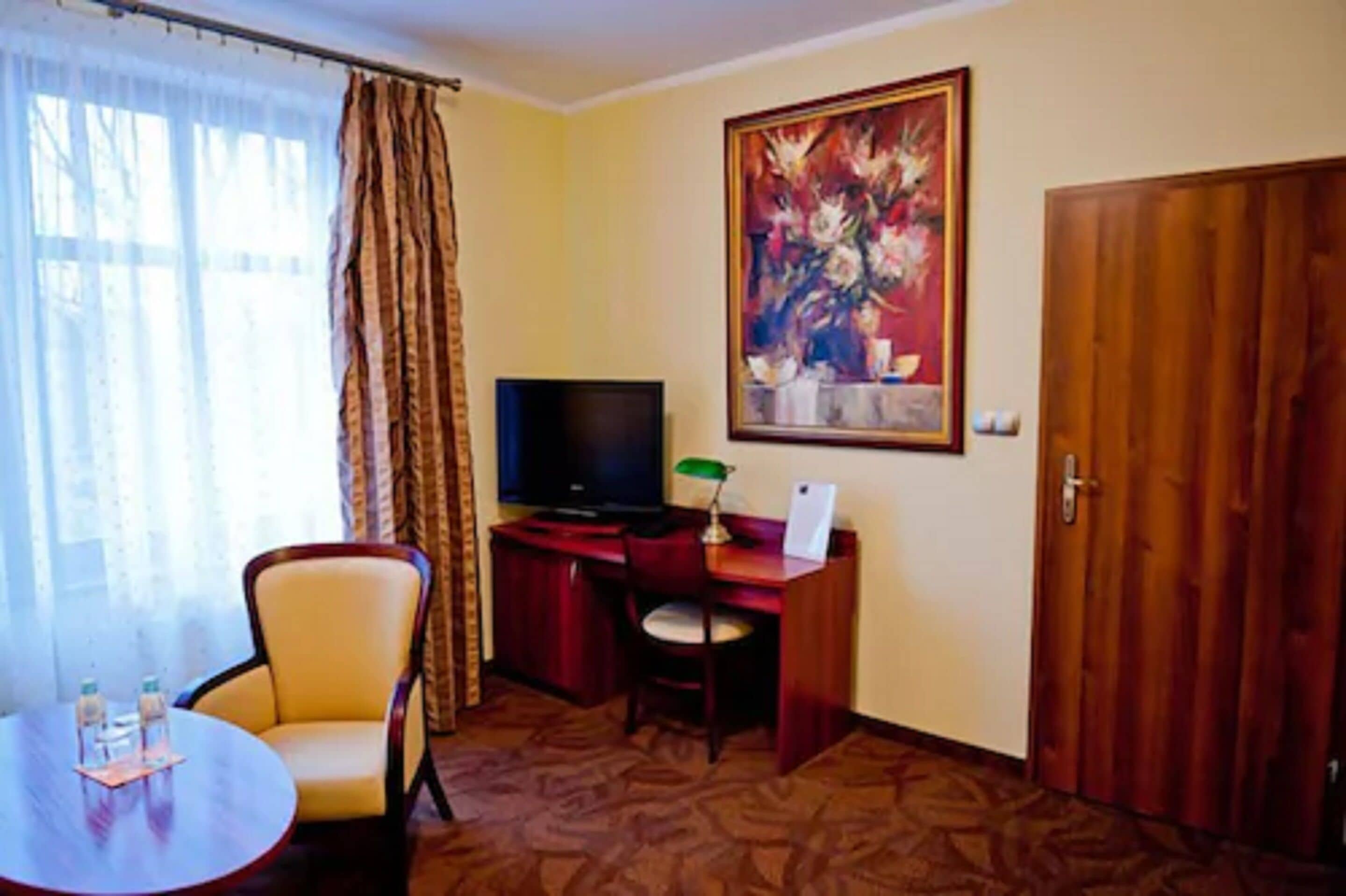 suite, 1 bedroom, non smoking | living area | 42-inch lcd tv with cable channels, tv