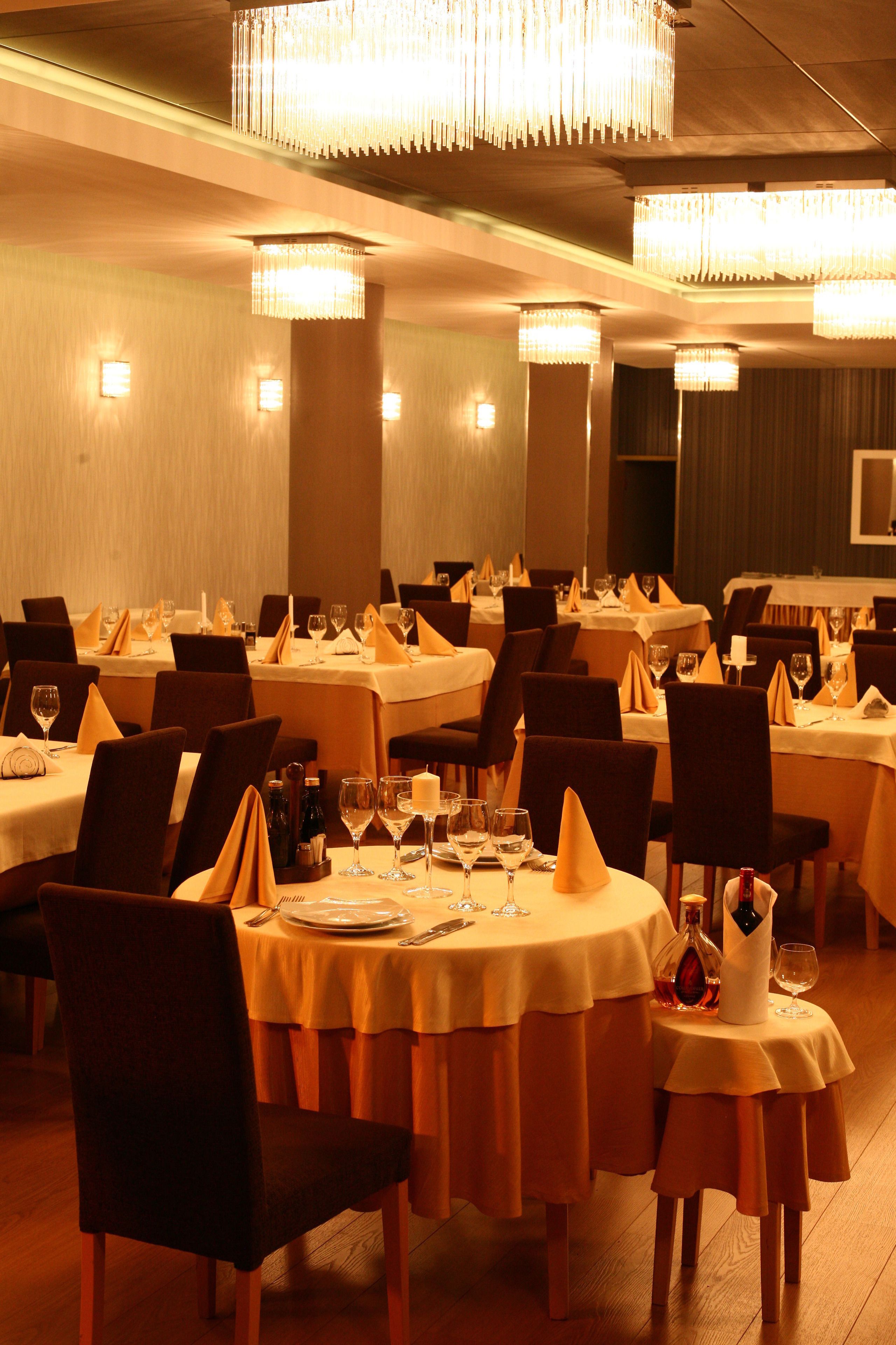 breakfast, lunch and dinner served