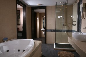 Shower, free toiletries, hair dryer, bathrobes - Hotel Reghina Blue (Timisoara)