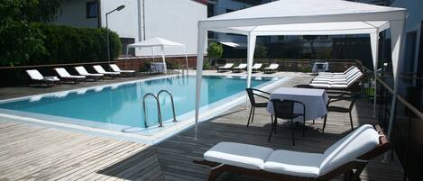 Piscine extérieure, chaises longues