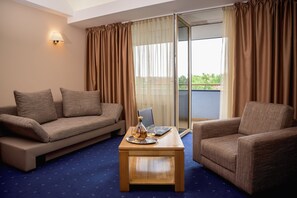 Family Room | Living room | 22-inch flat-screen TV with cable channels, TV - Hotel Reghina Blue (Timisoara)