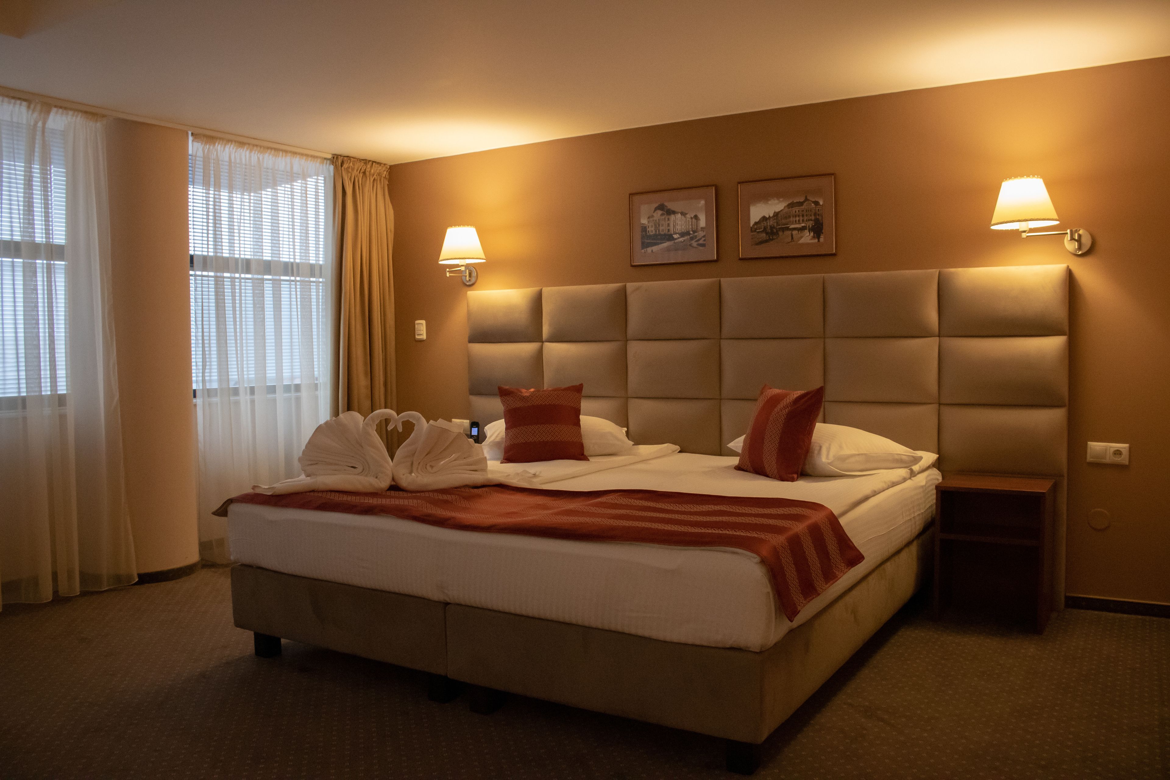 family room | premium bedding, minibar, in-room safe, laptop workspace