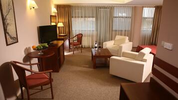 Sengetøy av topp kvalitet, minibar og safe på rommet