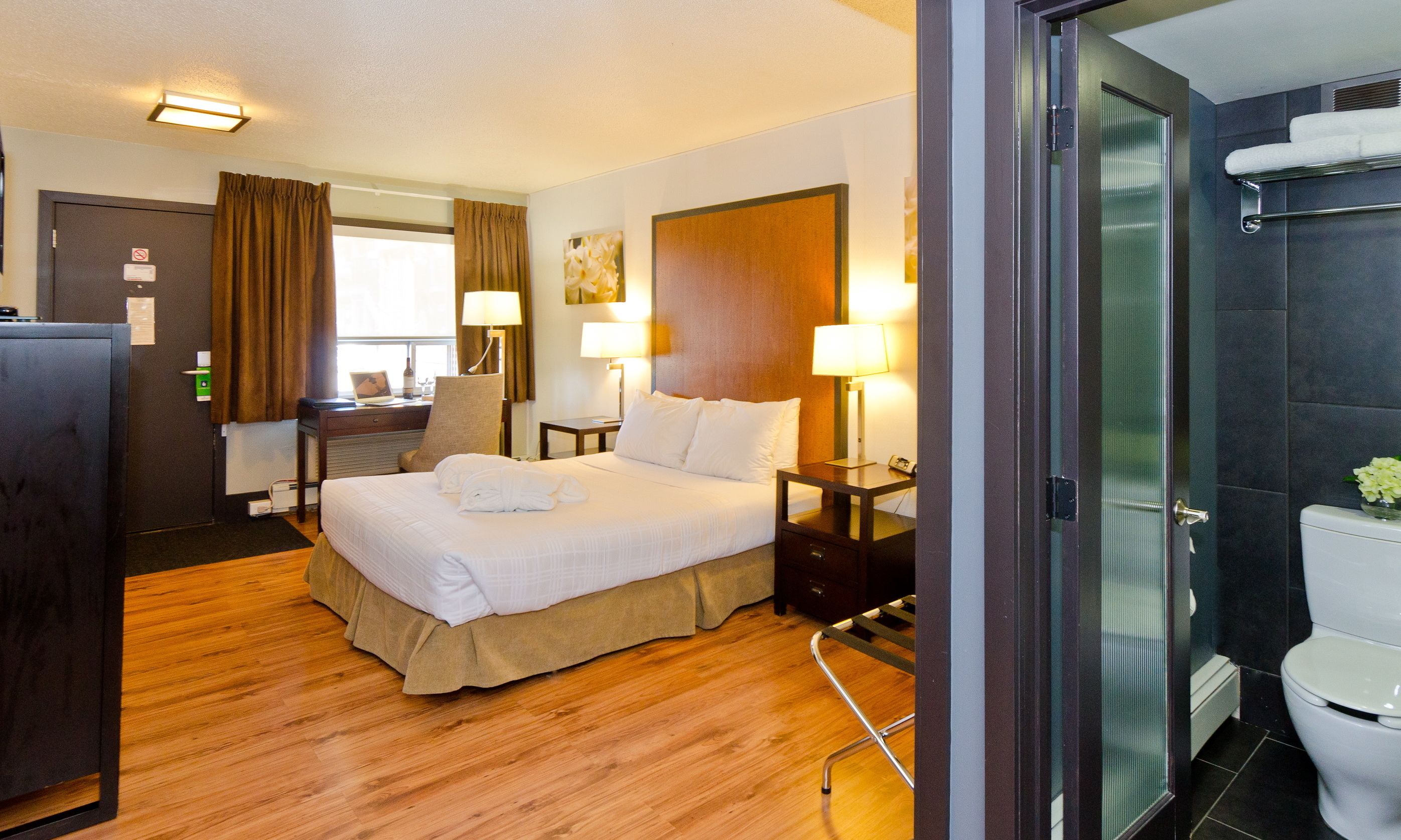 Deluxe Room, 1 Queen Bed | Premium bedding, down comforters, pillowtop beds, individually decorated