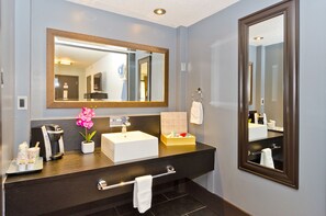 Regadera, amenidades de baño de diseñador, secadora de cabello, batas 